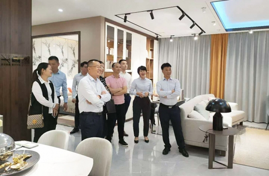光辉集团总裁刘玉周一行到访米6体育家具考察、共商深度合作